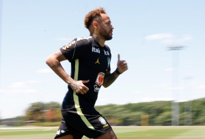 La mejor noticia en el campamento de Brasil: Neymar volvió a los entrenamientos y fue recibido con alegría