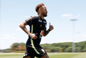 La mejor noticia en el campamento de Brasil: Neymar volvió a los entrenamientos y fue recibido con alegría
