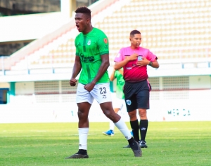 ¡LE TOCÓ UN PARTIDO LOCO! Renny Cabeza marcó con Zamora FC, el VAR lo salvó de la roja y le quitó un penal
