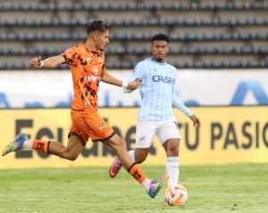 La Universidad Católica queda en shock: Libertad FC complica la carrera y enciende dudas