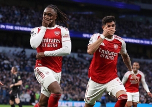 ¡Partidazo de Piero Hincapié! Arsenal arrolla en el derbi del norte de Londres y mantiene el liderato con carácter