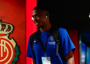 William Pacho suma sus primeros minutos de pretemporada en un examen para mejorar en el PSG