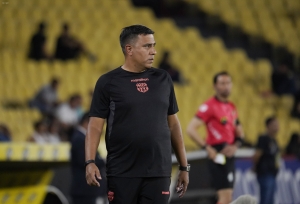 Caos en Barcelona: Reclamos en el Monumental ponen contra las cuerdas a César Farías y un jugador