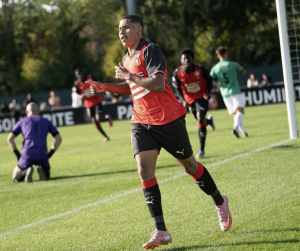 ¡Con sabor a poco! Elías Legendre sólo vio desde el banco el triunfo del Stade de Reims