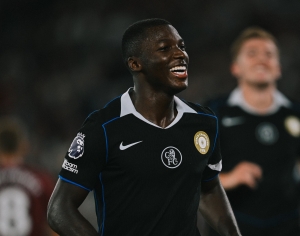 ¡NO SÓLO MEJORA EN LOS VIDEOJUEGOS! Moisés Caicedo nominado a JUGADOR DEL MES en Chelsea