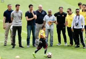 Por una actividad benéfica (VIDEO)