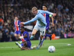 ¡Imperial en el Etihad! Willian Pacho borra a Erling Haaland en el triunfazo del PSG por Champions League