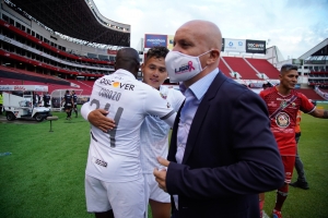 ¡Rechazó las tentaciones y renueva su compromiso con la U! (OFICIAL)