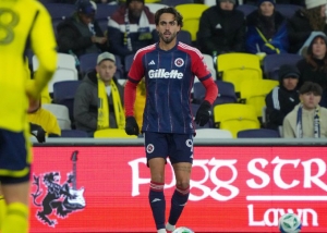 ¡ALGUIEN QUE LES HAGA UNA LIMPIA! Leo Campana se lesionó y salió a los 30 minutos con el Revolution