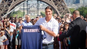 RECUERDO: Zlatan sacudía París con su llegada (VIDEO)