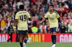 Un cabezazo magistral de Piero Hincapié confirma su enorme impacto ofensivo en las filas del Arsenal