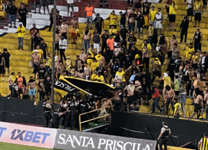 Un vergonzoso intento de invasión de campo mancha el epílogo del duelo entre Barcelona y Macará