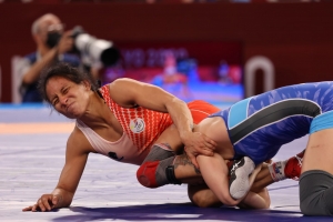 Luisa Valverde acaricia el Diploma Olímpico (OFICIAL)