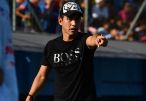 “Fue un honor levantar los dos trofeos más importantes de su historial” (FOTO)