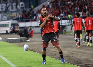 Pongan la estatua: Lucas Mancinelli, el eterno Alcalde, clavó un gol olímpico histórico para Deportivo Cuenca