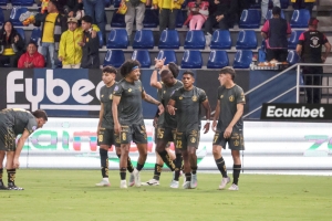 ¡CENTRO, CABEZAZO Y CHAO! Aucas no brilló, pero fue letal: se lleva una victoria clave como visitante y deja herido al local