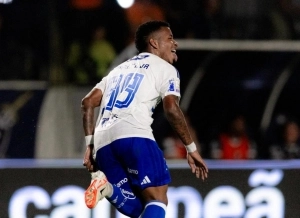 O Rei Cheché: Keny Arroyo firma su segundo golazo al hilo y desata la locura en el Cruzeiro