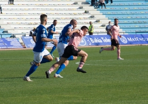 Todavía no se gana su lugar (RESUMEN)