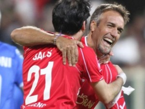 Pusieron de rodillas al Rey León (VIDEO)