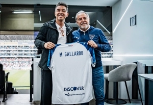La blanca le queda de lujo a Napoleón y Liga sorprende a Marcelo Gallardo con una casaca personalizada