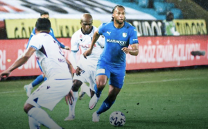 Arturo Mina se resigna en el banco aguardando su debut en Bolivia