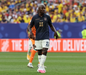 ¡Moisés Caicedo lo invitó al estadio en Murcia y le regaló su camiseta de la Selección! (VIDEO)