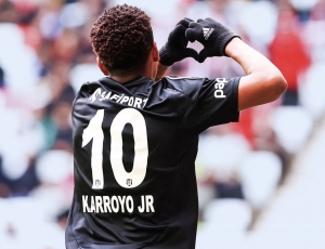 NO LE PESA LA 10: ¡Kenny Arroyo HABLÓ COMO UN CRACK después de anotar su primer gol en Europa!