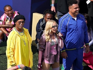 El vibrante show de mediotiempo de la final juntó los talentos de Shakira, Madonna y BTS en escena