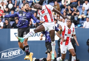 ¡Adé se ganó una Ovación en LDU al ser expulsado en el Súper Clásico!