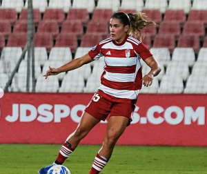 Manoly Baquerizo VIBRA desde la banda mientras el Granada Femenino rescata un punto que devuelve algo de calma