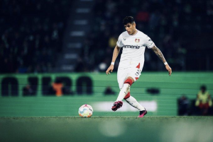 ¡ESTÁ PASANDO! Arsenal logra un principio de acuerdo para llevarse a Piero Hincapié