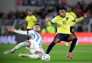 Los cracks de La Tri SE QUEDARON FRÍOS cuando les pidieron firmar sus fotos de niños