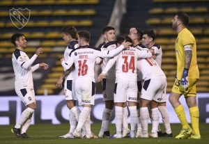 Goleada clave para seguir peleando por copas (RESUMEN)