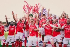 La fiesta del campeón fue completa: Con Piero Hincapié en cancha, el Arsenal desata la locura en su coronación