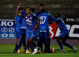 La noche se puso caprichosa en Riobamba para jugar la Serie B (FOTO)