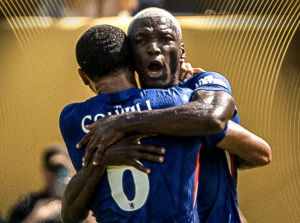 ¡DOMÓ SOLITO AL MEJOR MEDIO CAMPO DEL MUNDO! Captaron EL PODER de Moisés Caicedo en la final