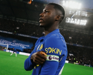 Noche para el olvido: Moisés Caicedo capitanea al Chelsea en una dura caída por la Premier League