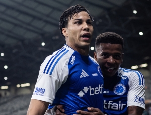 Golazo de otro planeta: Keny Arroyo estalla la portería con un tiro demoledor y hace vibrar a todo Cruzeiro