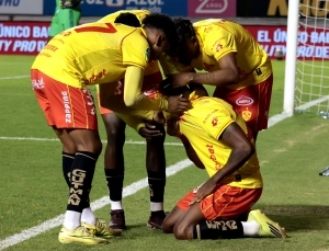 Aucas ganó con sufrimiento, pero eso le bastó para desplazar a Liga en la tabla