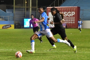 ¡ARBITRAJE BOCHORNOSO! Penal clarísimo al Manta FC que nadie quiso cobrar y Orense agarra un punto regalado