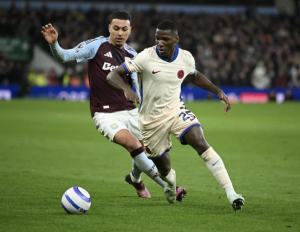 ¡ES UN TITÁN! Crack del Aston Villa admite que Moisés Caicedo lo hizo sufrir en la cancha