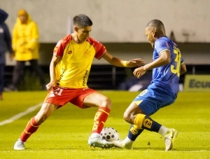 Golpe de suerte en Chillogallo: Aucas tumba la resistencia del Delfín con un autogol insólito