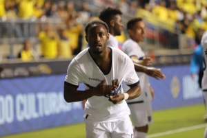 ¡John Yeboah SE VOLVIÓ LOCO en el estadio festejando al ver a Willian Pacho como Súper Campeón!