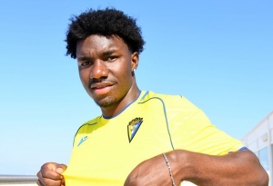 Alfred Caicedo ASOMA su talento: se gana un lugar en el equipo principal del Cádiz CF y apunta a más minutos
