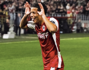 ¿Y SI ERA EN ECUADOR?… ¡Anthony volvió a los 6 meses y el juego se suspendió por VASOS LANZADOS!