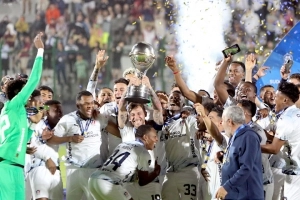 copa-sudamericana-fortaleza-liga-deportiva-universitaria final trofeo