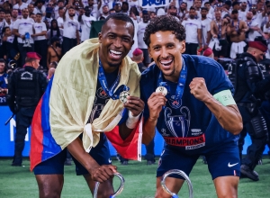 Estuvieron con el campeón: Michel Deller y Miguel Ángel Ramírez cobijaron a Willian Pacho en la gran final