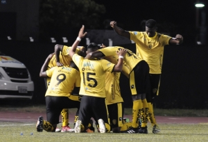 ¡No hay quién baje a la Banana Mecánica! (RESUMEN)