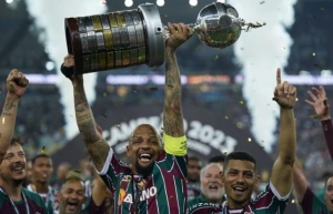 GRANDE JOGO. Felipe Melo felicitó al Ídolo y a su amigo por la goleada al Corinthians
