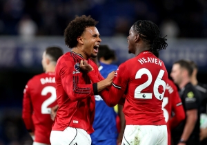 Michael Carrick elogia a Mainoo y Heaven tras el triunfo 1-0 del United ante Chelsea